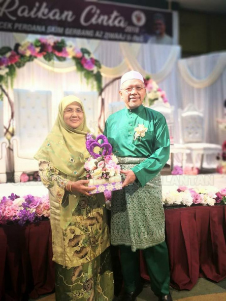 YAB Ustaz Dato' Bentara Kanan Menteri Besar Kelantan hadir menyempurnakan Majlis Raikan Cinta dan Penyampaian Cek Perdana Skim Gerbang Az-Ziwaj di Dewan KTC. Seramai 438 orang pasangan diraikan dalam majlis yang penuh bermakna tersebut. Terdahulu ceramah Motivasi Keluarga Bahagia telah disampaikan oleh Ustaz Saibon Ismail, Pegawai Agama Jajahan Tanah Merah. Ahli-Ahli Dewan Undangan Negeri turut hadir meraikan pasangan dari Dun masing-masing di majlis berkenaan. 8.jpg