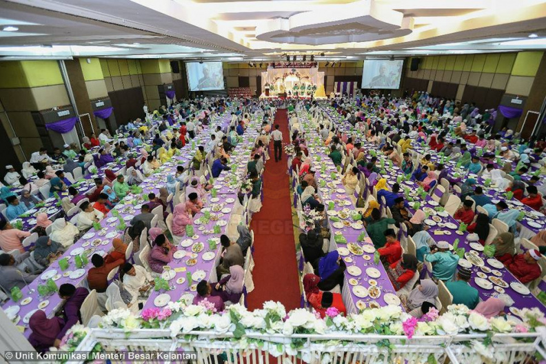 YAB Ustaz Dato' Bentara Kanan Menteri Besar Kelantan hadir menyempurnakan Majlis Raikan Cinta dan Penyampaian Cek Perdana Skim Gerbang Az-Ziwaj di Dewan KTC. Seramai 438 orang pasangan diraikan dalam majlis yang penuh bermakna tersebut. Terdahulu ceramah Motivasi Keluarga Bahagia telah disampaikan oleh Ustaz Saibon Ismail, Pegawai Agama Jajahan Tanah Merah. Ahli-Ahli Dewan Undangan Negeri turut hadir meraikan pasangan dari Dun masing-masing di majlis berkenaan. 12.jpg