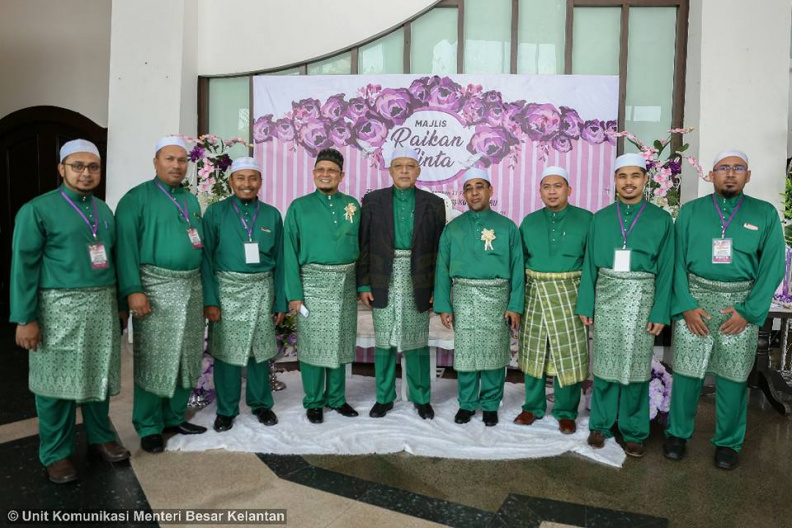 YAB Ustaz Dato' Bentara Kanan Menteri Besar Kelantan hadir menyempurnakan Majlis Raikan Cinta dan Penyampaian Cek Perdana Skim Gerbang Az-Ziwaj di Dewan KTC. Seramai 438 orang pasangan diraikan dalam majlis yang penuh bermakna tersebut. Terdahulu ceramah Motivasi Keluarga Bahagia telah disampaikan oleh Ustaz Saibon Ismail, Pegawai Agama Jajahan Tanah Merah. Ahli-Ahli Dewan Undangan Negeri turut hadir meraikan pasangan dari Dun masing-masing di majlis berkenaan. 19.jpg