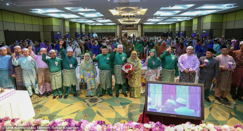 YAB Ustaz Dato' Bentara Kanan Menteri Besar Kelantan hadir menyempurnakan Majlis Raikan Cinta dan Penyampaian Cek Perdana Skim Gerbang Az-Ziwaj di Dewan KTC. Seramai 438 orang pasangan diraikan dalam majlis yang penuh bermakna tersebut. Terdahulu ceramah Motivasi Keluarga Bahagia telah disampaikan oleh Ustaz Saibon Ismail, Pegawai Agama Jajahan Tanah Merah. Ahli-Ahli Dewan Undangan Negeri turut hadir meraikan pasangan dari Dun masing-masing di majlis berkenaan. 20.jpg