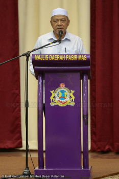 Penyampaian Surat Hakmilik Tanah Peringkat Jajahan Pasir Mas