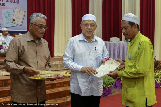 Penyampaian Surat Hakmilik Tanah Peringkat Jajahan Pasir Mas