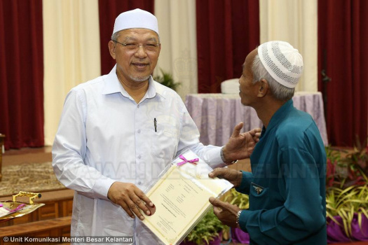 Penyampaian Surat Hakmilik Tanah Peringkat Jajahan Pasir Mas
