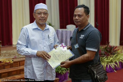 Penyampaian Surat Hakmilik Tanah Peringkat Jajahan Pasir Mas