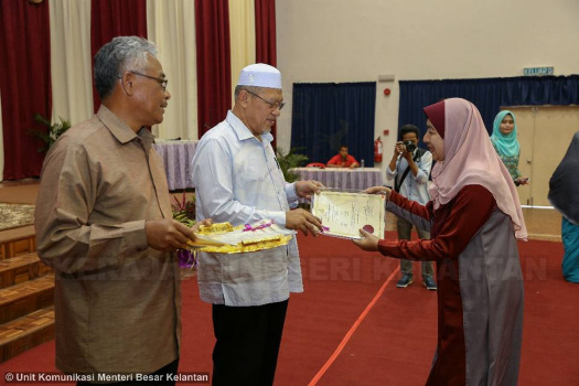 Penyampaian Surat Hakmilik Tanah Peringkat Jajahan Pasir Mas