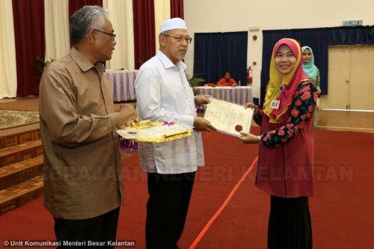 Penyampaian Surat Hakmilik Tanah Peringkat Jajahan Pasir Mas