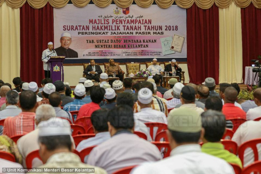 Penyampaian Surat Hakmilik Tanah Peringkat Jajahan Pasir Mas