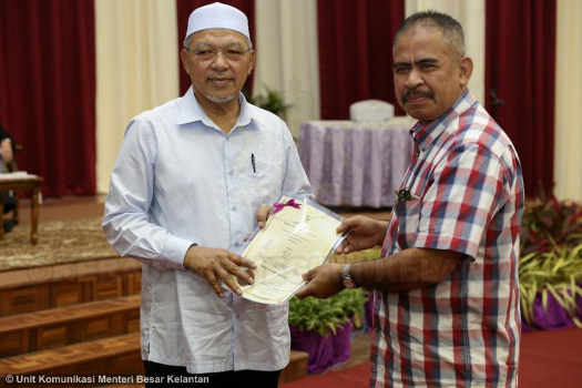 Penyampaian Surat Hakmilik Tanah Peringkat Jajahan Pasir Mas