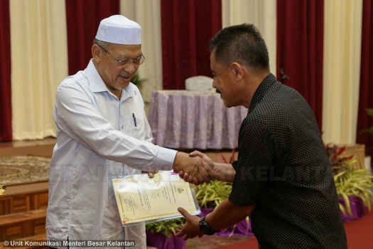 Penyampaian Surat Hakmilik Tanah Peringkat Jajahan Pasir Mas