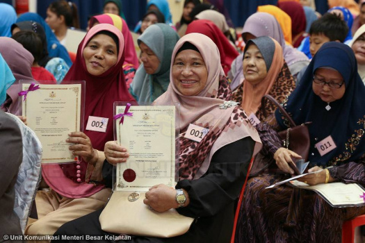 Penyampaian Surat Hakmilik Tanah Peringkat Jajahan Pasir Mas