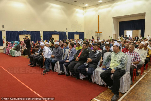 Penyampaian Surat Hakmilik Tanah Peringkat Jajahan Pasir Mas