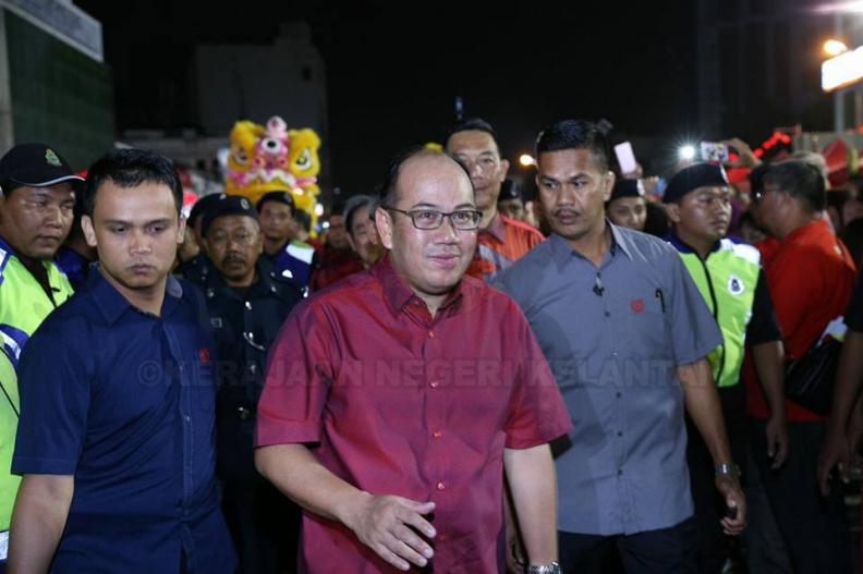 YAB Ustaz Dato' Bentara Kanan Menteri Besar Kelantan mengiringi YMM Pemangku Raja Kelantan di Majlis Bersama Komuniti Cina Sempena Tahun Baharu Cina 2018 di Dataran Cheng Ho, Jalan Kebun Sultan. Turut mengiringi Timbalan Menteri Besar dan Ahli-Ahli Majlis Mesyuarat Kerajaan Negeri. 3.jpg