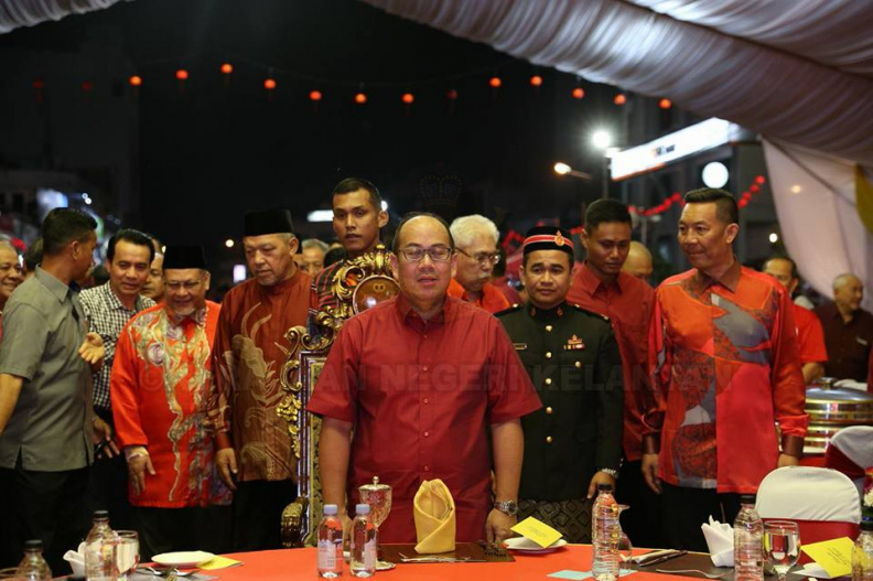 YAB Ustaz Dato' Bentara Kanan Menteri Besar Kelantan mengiringi YMM Pemangku Raja Kelantan di Majlis Bersama Komuniti Cina Sempena Tahun Baharu Cina 2018 di Dataran Cheng Ho, Jalan Kebun Sultan. Turut mengiringi Timbalan Menteri Besar dan Ahli-Ahli Majlis Mesyuarat Kerajaan Negeri. 1.jpg