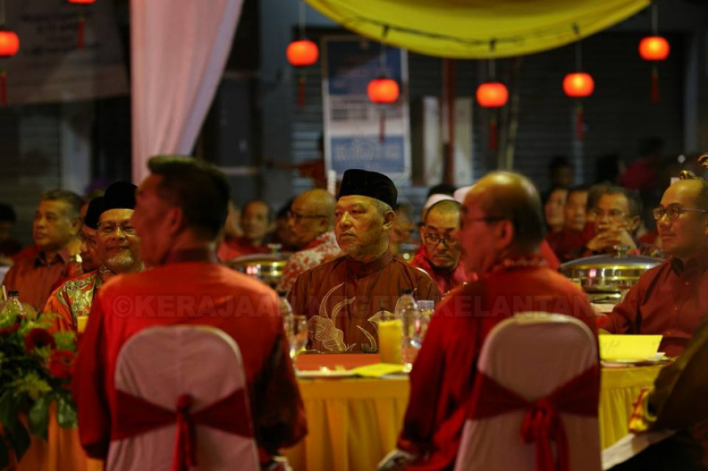 YAB Ustaz Dato' Bentara Kanan Menteri Besar Kelantan mengiringi YMM Pemangku Raja Kelantan di Majlis Bersama Komuniti Cina Sempena Tahun Baharu Cina 2018 di Dataran Cheng Ho, Jalan Kebun Sultan. Turut mengiringi Timbalan Menteri Besar dan Ahli-Ahli Majlis Mesyuarat Kerajaan Negeri. 8.jpg