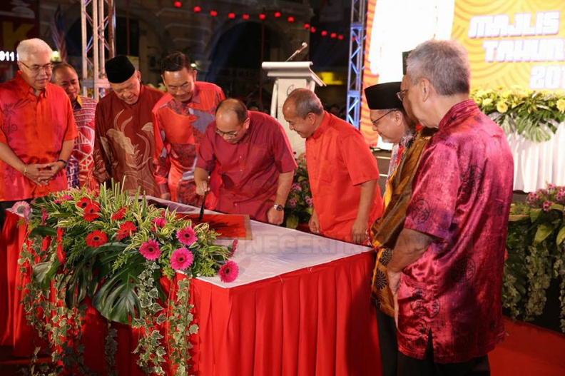 YAB Ustaz Dato' Bentara Kanan Menteri Besar Kelantan mengiringi YMM Pemangku Raja Kelantan di Majlis Bersama Komuniti Cina Sempena Tahun Baharu Cina 2018 di Dataran Cheng Ho, Jalan Kebun Sultan. Turut mengiringi Timbalan Menteri Besar dan Ahli-Ahli Majlis Mesyuarat Kerajaan Negeri. 5.jpg