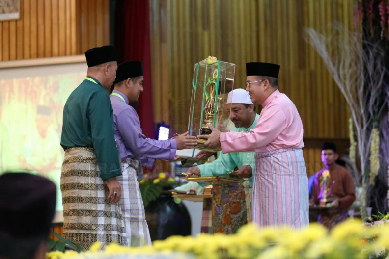 YAB Ustaz Dato' Bentara Kanan Menteri Besar Kelantan mengiringi YMM Pemangku Raja Kelantan di Majlis Pengurniaan Hadiah Menghafaz dan Tilawah Al-Quran Peringkat Negeri Kelantan Tahun 1439H/2018M. Seramai 194 orang peserta telah menyertai ujian Tilawah dan Tahfiz Quran berkenaan. Johan Qari telah disandang oleh Ustaz Abdullah Fahmi bin Che Nor dari Jajahan Machang manakala johan menghafaz Al-Quran kategori 30 juzu' disandang oleh Nik Muhammad Najib bin Nik Abdul Aziz dari Maahad Tahfiz Banggol Kulim, Rantau Panjang.
4.jpg