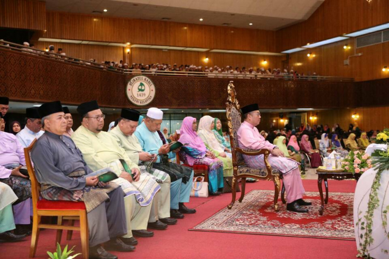 YAB Ustaz Dato' Bentara Kanan Menteri Besar Kelantan mengiringi YMM Pemangku Raja Kelantan di Majlis Pengurniaan Hadiah Menghafaz dan Tilawah Al-Quran Peringkat Negeri Kelantan Tahun 1439H/2018M. Seramai 194 orang peserta telah menyertai ujian Tilawah dan Tahfiz Quran berkenaan. Johan Qari telah disandang oleh Ustaz Abdullah Fahmi bin Che Nor dari Jajahan Machang manakala johan menghafaz Al-Quran kategori 30 juzu' disandang oleh Nik Muhammad Najib bin Nik Abdul Aziz dari Maahad Tahfiz Banggol Kulim, Rantau Panjang.
2.jpg