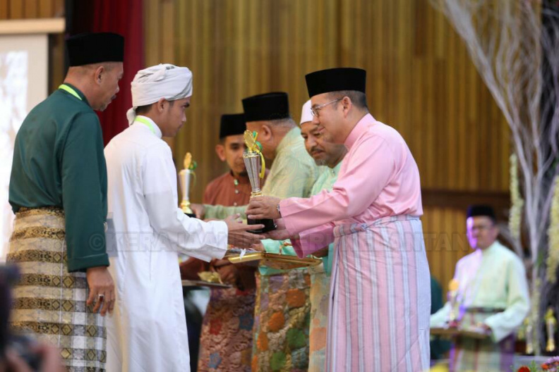 YAB Ustaz Dato' Bentara Kanan Menteri Besar Kelantan mengiringi YMM Pemangku Raja Kelantan di Majlis Pengurniaan Hadiah Menghafaz dan Tilawah Al-Quran Peringkat Negeri Kelantan Tahun 1439H/2018M. Seramai 194 orang peserta telah menyertai ujian Tilawah dan Tahfiz Quran berkenaan. Johan Qari telah disandang oleh Ustaz Abdullah Fahmi bin Che Nor dari Jajahan Machang manakala johan menghafaz Al-Quran kategori 30 juzu' disandang oleh Nik Muhammad Najib bin Nik Abdul Aziz dari Maahad Tahfiz Banggol Kulim, Rantau Panjang.
8.jpg