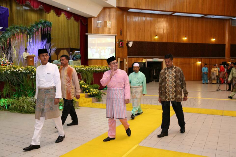 YAB Ustaz Dato' Bentara Kanan Menteri Besar Kelantan mengiringi YMM Pemangku Raja Kelantan di Majlis Pengurniaan Hadiah Menghafaz dan Tilawah Al-Quran Peringkat Negeri Kelantan Tahun 1439H/2018M. Seramai 194 orang peserta telah menyertai ujian Tilawah dan Tahfiz Quran berkenaan. Johan Qari telah disandang oleh Ustaz Abdullah Fahmi bin Che Nor dari Jajahan Machang manakala johan menghafaz Al-Quran kategori 30 juzu' disandang oleh Nik Muhammad Najib bin Nik Abdul Aziz dari Maahad Tahfiz Banggol Kulim, Rantau Panjang.
13.jpg