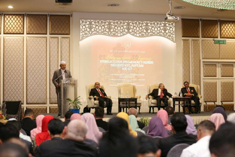 YAB Ustaz Dato' Bentara Kanan Menteri Besar Kelantan hadir menyampaikan amanat serta ucapan perasmian Mesyuarat Agung Persatuan Pegawai Tadbir Negeri Kelantan Kali Ke-67 di Hotel Grand Riverview. Turut hadir YB Dato' Setiausaha Kerajaan Negeri, YB Dato' Pegawai Kewangan Negeri, Dato' Tengku Kaya Perkasa Timb. Setiausaha (Pembangunan), Dato' YDP MPKB-BRI yang juga Presiden Persatuan PTN dan beberapa pimpinan lain. 7.jpg