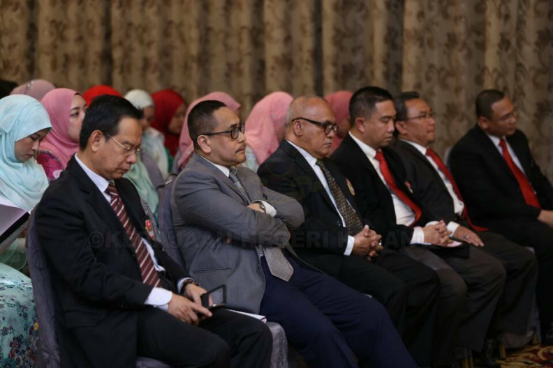 YAB Ustaz Dato' Bentara Kanan Menteri Besar Kelantan hadir menyampaikan amanat serta ucapan perasmian Mesyuarat Agung Persatuan Pegawai Tadbir Negeri Kelantan Kali Ke-67 di Hotel Grand Riverview. Turut hadir YB Dato' Setiausaha Kerajaan Negeri, YB Dato' Pegawai Kewangan Negeri, Dato' Tengku Kaya Perkasa Timb. Setiausaha (Pembangunan), Dato' YDP MPKB-BRI yang juga Presiden Persatuan PTN dan beberapa pimpinan lain. 8.jpg