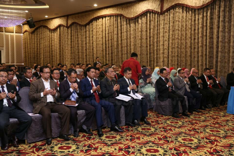YAB Ustaz Dato' Bentara Kanan Menteri Besar Kelantan hadir menyampaikan amanat serta ucapan perasmian Mesyuarat Agung Persatuan Pegawai Tadbir Negeri Kelantan Kali Ke-67 di Hotel Grand Riverview. Turut hadir YB Dato' Setiausaha Kerajaan Negeri, YB Dato' Pegawai Kewangan Negeri, Dato' Tengku Kaya Perkasa Timb. Setiausaha (Pembangunan), Dato' YDP MPKB-BRI yang juga Presiden Persatuan PTN dan beberapa pimpinan lain. 9.jpg