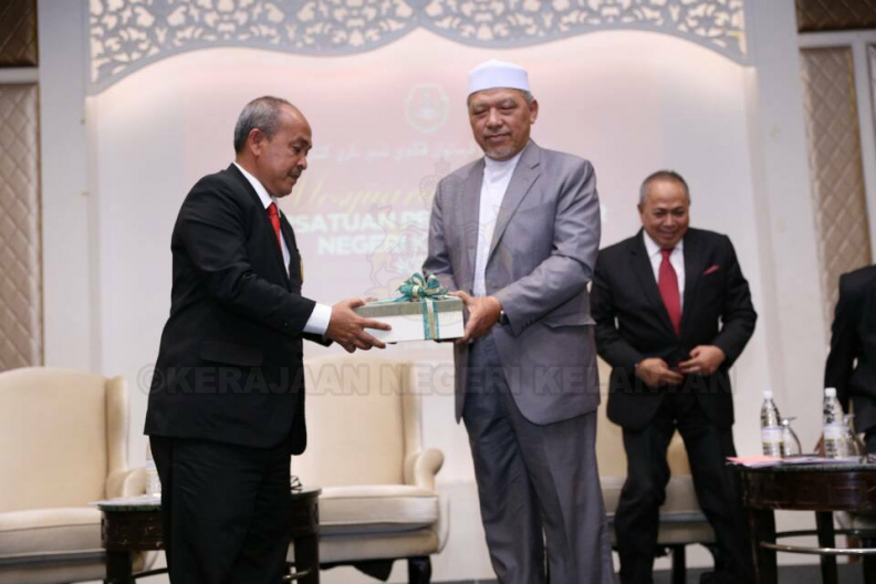 YAB Ustaz Dato' Bentara Kanan Menteri Besar Kelantan hadir menyampaikan amanat serta ucapan perasmian Mesyuarat Agung Persatuan Pegawai Tadbir Negeri Kelantan Kali Ke-67 di Hotel Grand Riverview. Turut hadir YB Dato' Setiausaha Kerajaan Negeri, YB Dato' Pegawai Kewangan Negeri, Dato' Tengku Kaya Perkasa Timb. Setiausaha (Pembangunan), Dato' YDP MPKB-BRI yang juga Presiden Persatuan PTN dan beberapa pimpinan lain. 13.jpg