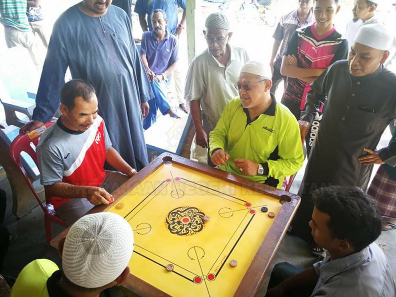 YAB Ustaz Dato' Bentara Kanan Adun Pasir Pekan sepagi bersama rakyat di Dun Pasir Pekan. Beliau kelihatan menziarahi rakyat yang uzur di Kg Chat Pasir Pekan dan turut hadir bergotong-royong bersama penduduk dan Jabatan Amal membersihkan surau di Kg Gerong, Pasir Pekan.
Beliau juga hadir menyantuni anak muda di Perasmian Liga Penalti di Kem Kok Keli dan ketika pertandingan Karom berlangsung di Kg Chat. 10.jpg