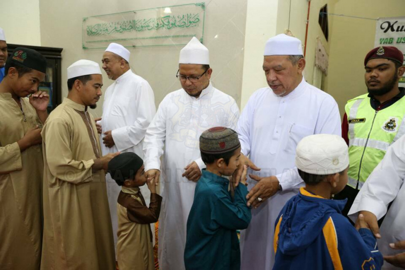 YAB Ustaz Dato' Bentara Kanan Menteri Besar Kelantan hadir menyampaikan Kuliah Khas Sempena Sambutan 27 Tahun Membangun Bersama Islam di Masjid Mukim Ipoh, Gual Ipoh sejurus solat fardhu Maghrib. Ujar beliau dalam kuliah berkenaan:
Kita hendaklah sayang kepada negeri kita yang telah sekian lama membangun bersama Islam. Kita utamakan pembinaan generasi Quran sehingga lahir ramai para huffaz. Tahun lepas Kerajaan Negeri telah membuat penyampaian sijil khatam 30 juzu' kepada seramai 347 orang huffaz, inilah sumbangan besar kita kepada Islam.
Turut hadir YB Adun Bukit Panau, YB Adun Kemahang, YB Adun Pengkalan Pasir, Penyelia Dun Gual Ipoh, Ketua Jajahan Tanah Merah, YB Pengarah JAHEIK, Ketua Pengelola Halaqat Negeri dan pimpinan setempat. 14.jpg