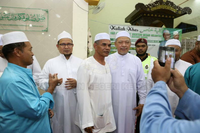YAB Ustaz Dato' Bentara Kanan Menteri Besar Kelantan hadir menyampaikan Kuliah Khas Sempena Sambutan 27 Tahun Membangun Bersama Islam di Masjid Mukim Ipoh, Gual Ipoh sejurus solat fardhu Maghrib. Ujar beliau dalam kuliah berkenaan:
Kita hendaklah sayang kepada negeri kita yang telah sekian lama membangun bersama Islam. Kita utamakan pembinaan generasi Quran sehingga lahir ramai para huffaz. Tahun lepas Kerajaan Negeri telah membuat penyampaian sijil khatam 30 juzu' kepada seramai 347 orang huffaz, inilah sumbangan besar kita kepada Islam.
Turut hadir YB Adun Bukit Panau, YB Adun Kemahang, YB Adun Pengkalan Pasir, Penyelia Dun Gual Ipoh, Ketua Jajahan Tanah Merah, YB Pengarah JAHEIK, Ketua Pengelola Halaqat Negeri dan pimpinan setempat. 16.jpg