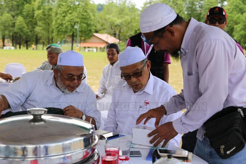 YAB Ustaz Dato' Bentara Kanan Menteri Besar Kelantan hadir merasmikan Majlis Temu Mato Anak Beranok Wanita Kelantan diperantauan yang diadakan di Tasik Cempaka Bandar Baru Bangi. Majlis diserikan lagi dengan pertandingan mewarna bagi kanak-kanak, gubahan tuala, demo memasak Nasi Arab Udang, dikir barat persembahan kumpulan Gabungan Pendikir Lembah Klang diketuai oleh PU Rozi. Turut memeriahkan majlis, sembang santai bersama YB Hajah Mumtaz Md Nawi dan YB Hajah Zailah Mohd Yusoff yang dimoderatorkan oleh YB khairiah Mohamed.
Turut bersama Datin Bentara Kanan Hajah Siti Zabidah Ab Hamid, Dato' Speaker Dewan Negeri, Ahli-Ahli Majlis Mesyuarat Negeri, Ahli Dewan Negeri, Dewan Negara dan Dewan Rakyat, Penyelia Dun, pimpinan Perakan, Ajk Purnama dan tetamu istimewa; Ustazah Asma' Hussin, Dato' Sharhan Syafie dan selebriti terkenal Mustapa Kamal bersama isteri Puan Suzan. 8.jpg