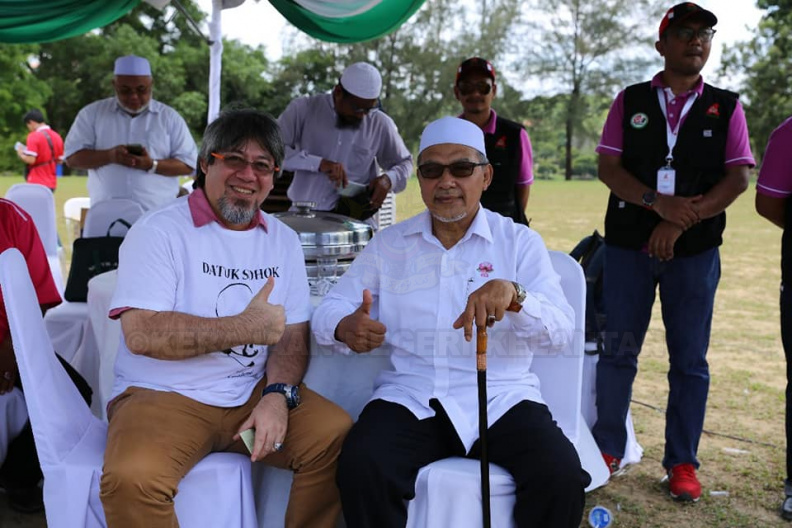 YAB Ustaz Dato' Bentara Kanan Menteri Besar Kelantan hadir merasmikan Majlis Temu Mato Anak Beranok Wanita Kelantan diperantauan yang diadakan di Tasik Cempaka Bandar Baru Bangi. Majlis diserikan lagi dengan pertandingan mewarna bagi kanak-kanak, gubahan tuala, demo memasak Nasi Arab Udang, dikir barat persembahan kumpulan Gabungan Pendikir Lembah Klang diketuai oleh PU Rozi. Turut memeriahkan majlis, sembang santai bersama YB Hajah Mumtaz Md Nawi dan YB Hajah Zailah Mohd Yusoff yang dimoderatorkan oleh YB khairiah Mohamed.
Turut bersama Datin Bentara Kanan Hajah Siti Zabidah Ab Hamid, Dato' Speaker Dewan Negeri, Ahli-Ahli Majlis Mesyuarat Negeri, Ahli Dewan Negeri, Dewan Negara dan Dewan Rakyat, Penyelia Dun, pimpinan Perakan, Ajk Purnama dan tetamu istimewa; Ustazah Asma' Hussin, Dato' Sharhan Syafie dan selebriti terkenal Mustapa Kamal bersama isteri Puan Suzan. 9.jpg