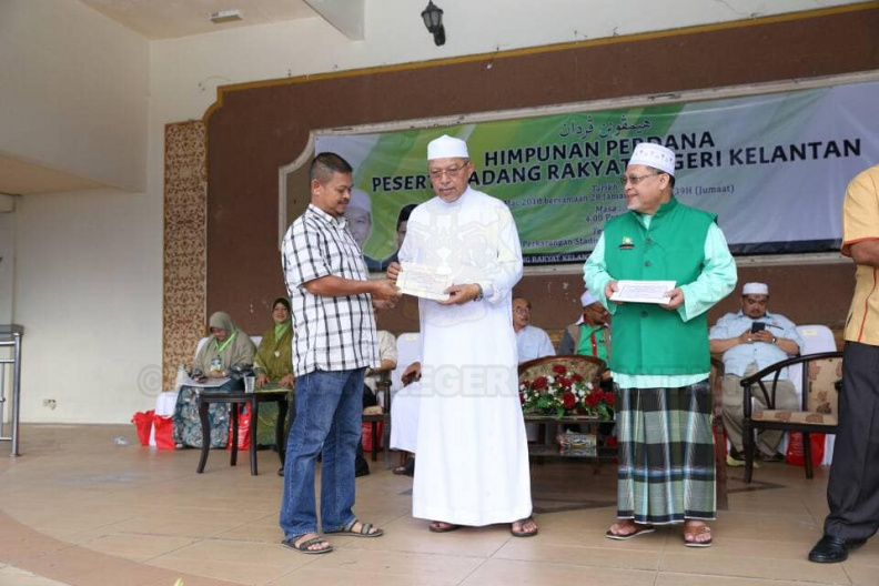 YAB Ustaz Dato' Bentara Kanan Menteri Besar Kelantan hadir menyampaikan Mok Cek Dividen Peserta Ladang Rakyat dan Cek Manfaat Takaful Hayat Berkelompok di Majlis Himpunan Perdana Peserta Ladang Rakyat di Dataran Stadium Sultan Muhammad IV. Dalam ucapan tadi, Ustaz Dato' Bentara Kanan turut menyeru peserta ladang rakyat supaya berusaha dengan kudrat yang ada untuk mempertahankan Kerajaan Negeri Kelantan di bawah pentadbiran Islam yang telah memasuki fasa Merakyat Membangun Bersama Islam.
Majlis berkenaan turut dihadiri YB Dato' Timbalan Menteri Besar Kelantan, YB Ahli-Ahli Majlis Mesyuarat Kerajaan Negeri, Ahli-Ahli Dewan Undangan Negeri dan Penyelia Dun, Dato' Pengarah Tanah dan Galian Negeri dan Ketua Pegawai Operasi Perbadanan Pembangunan Ladang Rakyat. 3.jpg