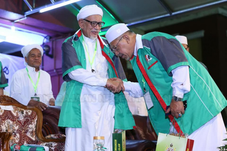 Himpunan Bangkit Pertahan Kelantan di Padang Perdana dihadiri oleh puluhan ribu rakyat Kelantan. Solat hajat pertahan Kelantan telah diimami oleh Dato' Timbalan Mufti Kelantan dan kuliah maghrib disampaikan oleh Dato mursyid Diraja Dato' Paduka Dr Sheikh Muhamad Baderudin Hj Ahmad, bekas Mufti Kedah. Dato' Seri Tuan Guru Hj Abdul Hadi Awang turut melancarkan Mobile Apps Menteri Besar Kelantan yang boleh di download secara percuma di playstore telefon pintar dengan hanya menaip nama MB Kelantan. Aplikasi berkenaan memuatkan pengenalan dasar pentadbiran Negeri Kelantan, program serta pencapaian Kerajaan Negeri. 1.jpg