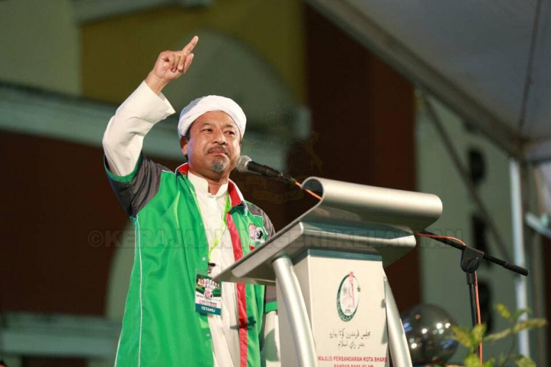 Himpunan Bangkit Pertahan Kelantan di Padang Perdana dihadiri oleh puluhan ribu rakyat Kelantan. Solat hajat pertahan Kelantan telah diimami oleh Dato' Timbalan Mufti Kelantan dan kuliah maghrib disampaikan oleh Dato mursyid Diraja Dato' Paduka Dr Sheikh Muhamad Baderudin Hj Ahmad, bekas Mufti Kedah. Dato' Seri Tuan Guru Hj Abdul Hadi Awang turut melancarkan Mobile Apps Menteri Besar Kelantan yang boleh di download secara percuma di playstore telefon pintar dengan hanya menaip nama MB Kelantan. Aplikasi berkenaan memuatkan pengenalan dasar pentadbiran Negeri Kelantan, program serta pencapaian Kerajaan Negeri. 4.jpg