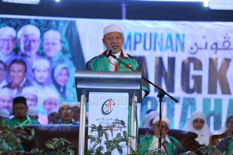 Himpunan Bangkit Pertahan Kelantan di Padang Perdana dihadiri oleh puluhan ribu rakyat Kelantan. Solat hajat pertahan Kelantan telah diimami oleh Dato' Timbalan Mufti Kelantan dan kuliah maghrib disampaikan oleh Dato mursyid Diraja Dato' Paduka Dr Sheikh Muhamad Baderudin Hj Ahmad, bekas Mufti Kedah. Dato' Seri Tuan Guru Hj Abdul Hadi Awang turut melancarkan Mobile Apps Menteri Besar Kelantan yang boleh di download secara percuma di playstore telefon pintar dengan hanya menaip nama MB Kelantan. Aplikasi berkenaan memuatkan pengenalan dasar pentadbiran Negeri Kelantan, program serta pencapaian Kerajaan Negeri. 13.jpg