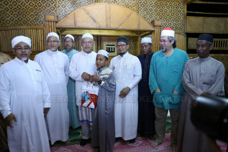 YAB Ustaz Dato' Bentara Kanan Menteri Besar Kelantan hadir merasmikan Masjid Buluh, Gua Musang selepas solat hajat di masjid berkenaan. Turut hadir YB Dato' Haji Abdul Fattah Mahmood, YB Haji Zulkifli Mamat, Penyelia Parlimen, Penyelia Dun Galas dan Paloh, Tuan OCPD Gua Musang, Wakil Ketua Jajahan, guru-guru halaqat, pelakon Mustapha Kamal dan anak muda MERAK diketuai presidennya, En. Azaizuree yang datang berkonvoi ke masjid berkenaan. Majlis turut dimeriahkan dengan penganjuran Ekspo Tani yang diadakan di sekitar Masjid Buluh berkenaan. Ustaz Dato' juga membuat lawatan ke kawasan projek Rumah Mampu Milik Kelantan sebanyak 488 unit yang telah siap dibina di Bandar Baru Gua Musang.
6.jpg