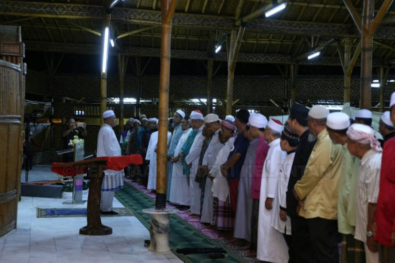 YAB Ustaz Dato' Bentara Kanan Menteri Besar Kelantan hadir merasmikan Masjid Buluh, Gua Musang selepas solat hajat di masjid berkenaan. Turut hadir YB Dato' Haji Abdul Fattah Mahmood, YB Haji Zulkifli Mamat, Penyelia Parlimen, Penyelia Dun Galas dan Paloh, Tuan OCPD Gua Musang, Wakil Ketua Jajahan, guru-guru halaqat, pelakon Mustapha Kamal dan anak muda MERAK diketuai presidennya, En. Azaizuree yang datang berkonvoi ke masjid berkenaan. Majlis turut dimeriahkan dengan penganjuran Ekspo Tani yang diadakan di sekitar Masjid Buluh berkenaan. Ustaz Dato' juga membuat lawatan ke kawasan projek Rumah Mampu Milik Kelantan sebanyak 488 unit yang telah siap dibina di Bandar Baru Gua Musang.
7.jpg
