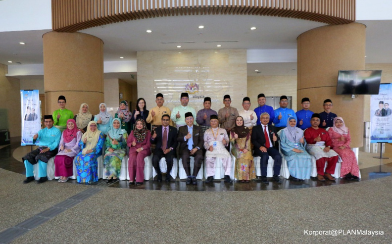 Sekitar sesi lawatan kerja YB Tan Sri Datuk Seri Panglima TPr Haji Annuar bin Haji Musa, Menteri Wilayah Persekutuan dan YB Dato' Sri Dr. Santhara J.P, Timbalan Menteri Wilayah Persekutuan bersama YBhg. Datuk Hajah Rosida binti Jaafar , Ketua Setiausaha KWP ke PLANMalaysia pada 13 Mac 2020 (Jumaat).
Sumber Gambar @planmalaysia tnhjkl (2).jpg