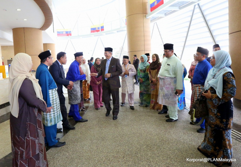 Sekitar sesi lawatan kerja YB Tan Sri Datuk Seri Panglima TPr Haji Annuar bin Haji Musa, Menteri Wilayah Persekutuan dan YB Dato' Sri Dr. Santhara J.P, Timbalan Menteri Wilayah Persekutuan bersama YBhg. Datuk Hajah Rosida binti Jaafar , Ketua Setiausaha KWP ke PLANMalaysia pada 13 Mac 2020 (Jumaat).
Sumber Gambar @planmalaysia tnhjkl (5).jpg