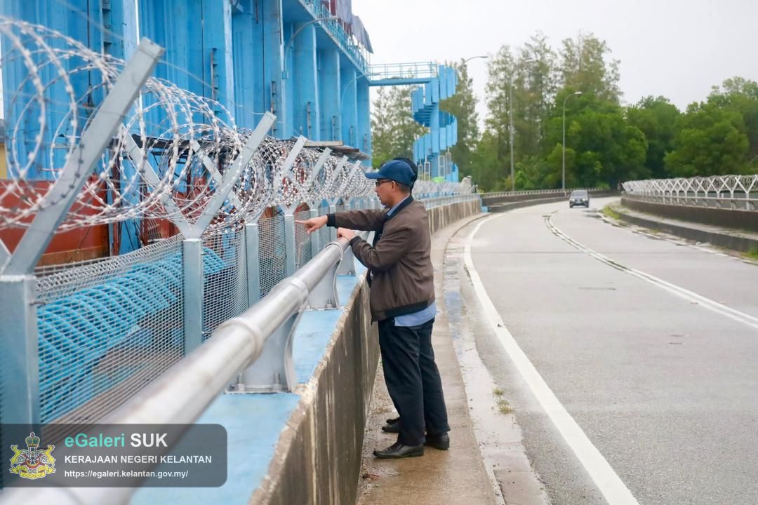 tinjauan-tuan-ketua-jajahan-diiringi-ppse-ke-tidal-gate-kulim-yang-berfungsi-sebagai-pintu-pelepasan-air-darat-ke-laut-3.jpg