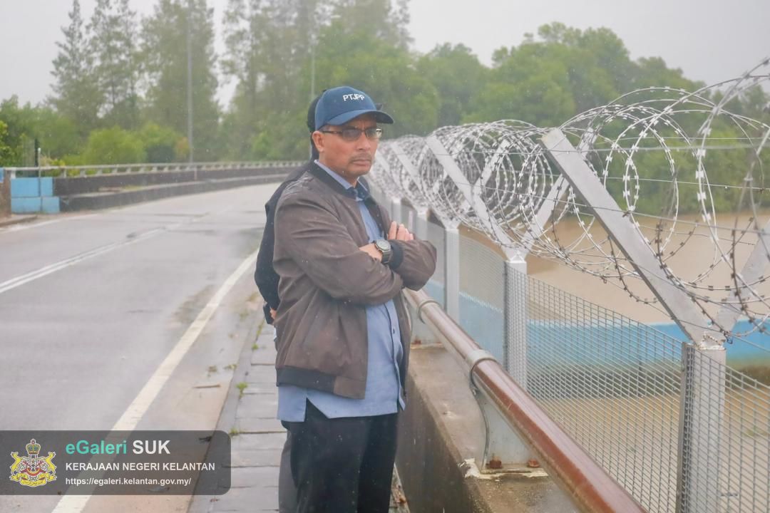 tinjauan-tuan-ketua-jajahan-diiringi-ppse-ke-tidal-gate-kulim-yang-berfungsi-sebagai-pintu-pelepasan-air-darat-ke-laut-5.jpg