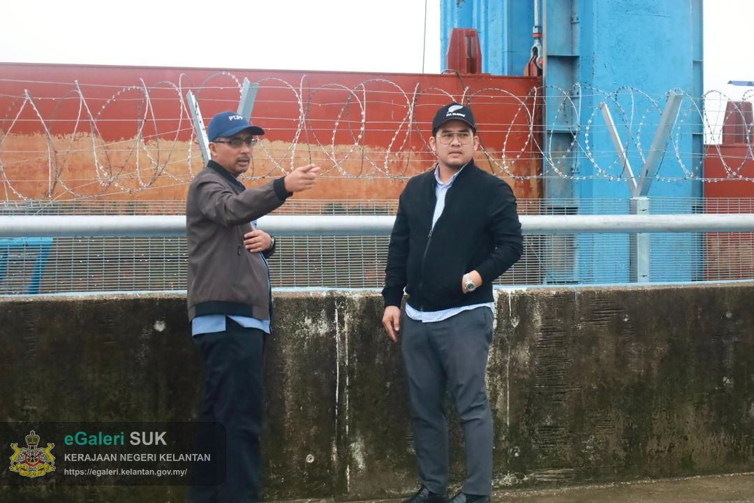 tinjauan-tuan-ketua-jajahan-diiringi-ppse-ke-tidal-gate-kulim-yang-berfungsi-sebagai-pintu-pelepasan-air-darat-ke-laut-2.jpg