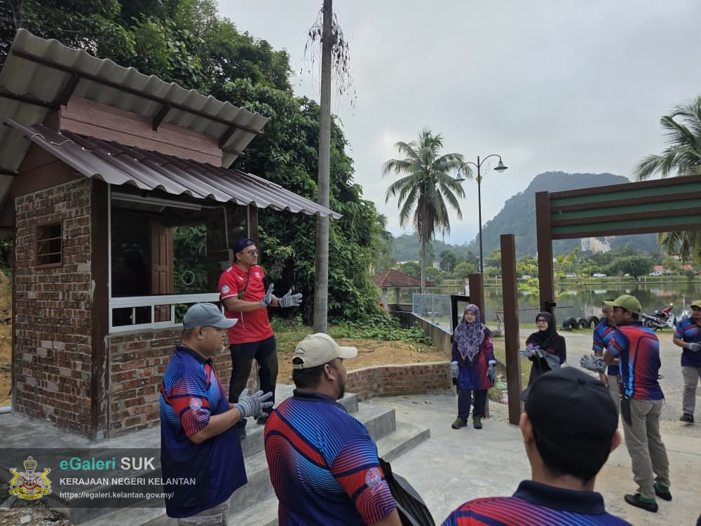 program-gotong-royong-oleh-bahagian-pembangunan-pejabat-tanah-jajahan-gua-musang-di-taman-rekreasi-hutan-dalam-bandar-bukit-chupak,-gua-musang-2.jpg