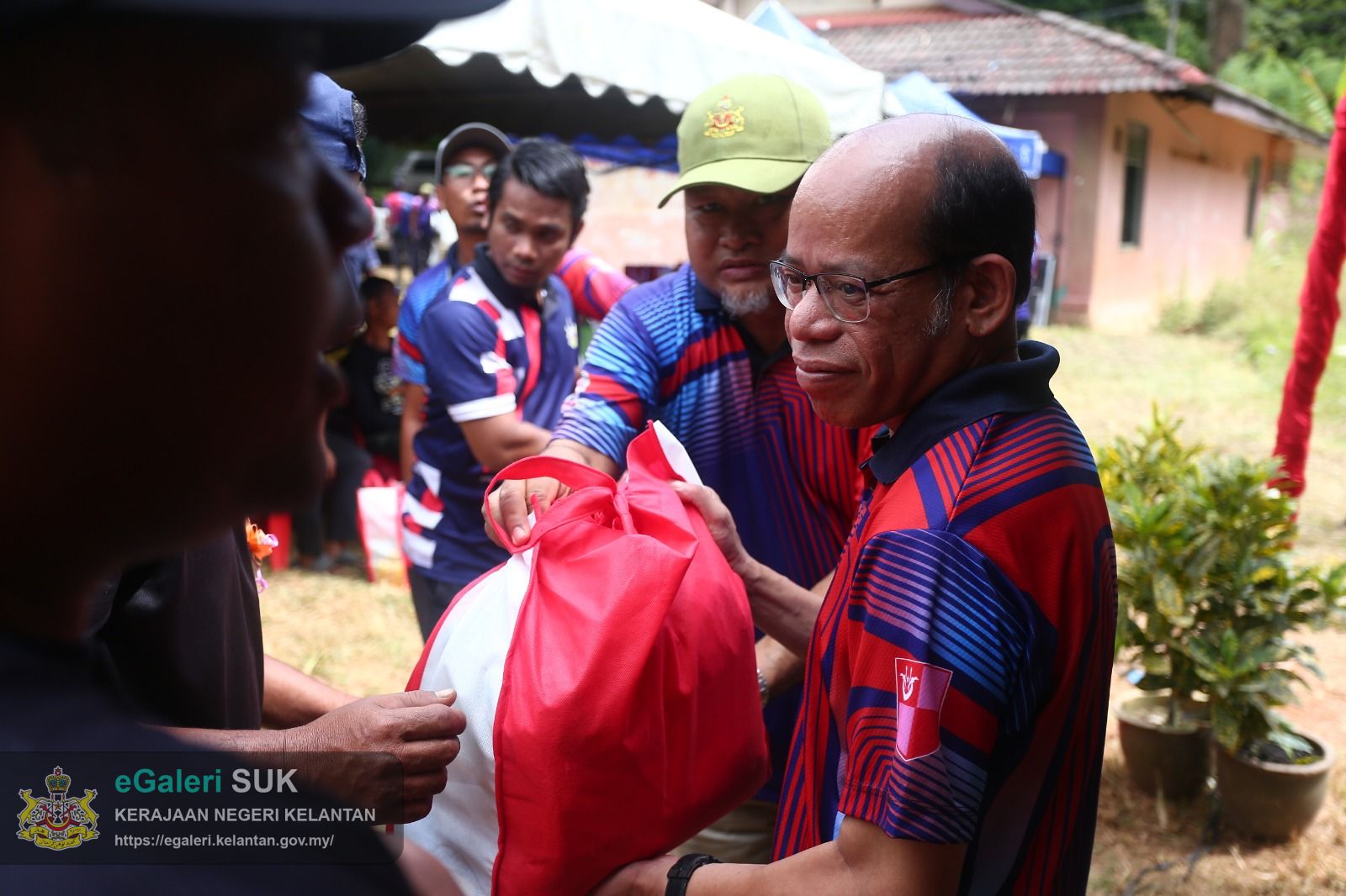 majlis-santuni-kasih-bersama-masyarakat-orang-asli-pos-tohoi-gua-musang-14.jpeg