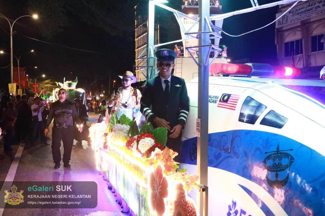 majlis-perarakan-kereta-berhias-pejabat-tanah-dan-jajahan-pasir-puteh-sempena-ulang-tahun-hari-keputeraan-kebawah-duli-yang-maha-mulia-sultan-muhammad-v-yang-ke-56-tahun-2025-45.jpg