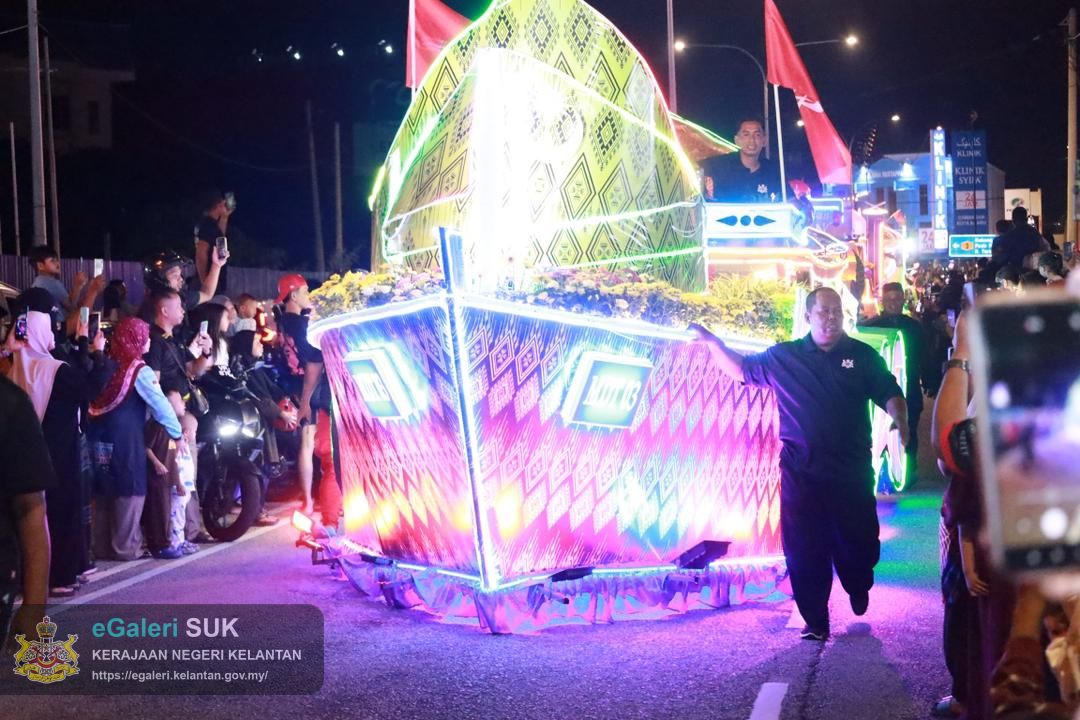majlis-perarakan-kereta-berhias-pejabat-tanah-dan-jajahan-pasir-puteh-sempena-ulang-tahun-hari-keputeraan-kebawah-duli-yang-maha-mulia-sultan-muhammad-v-yang-ke-56-tahun-2025-39.jpg
