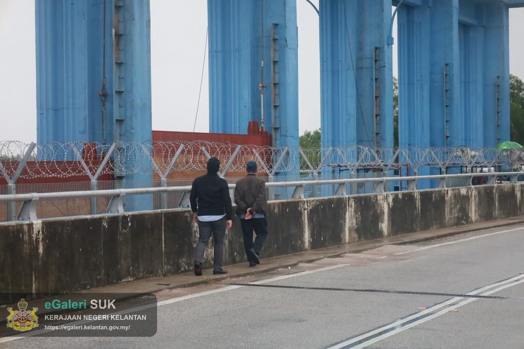 tinjauan-tuan-ketua-jajahan-diiringi-ppse-ke-tidal-gate-kulim-yang-berfungsi-sebagai-pintu-pelepasan-air-darat-ke-laut-7.jpg