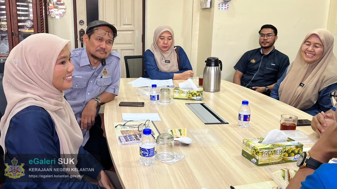 kunjungan-hormat-dari-ybrs-pengarah-jabatan-perpaduan-negara-dan-integrasi-nasional-negeri-kelantan-bersama-rombongan-dari-jabatan-perpaduan-negara-dan-integrasi-nasional-negeri-kelantan-ke-atas-yabrs-ketua-jajahan-gua-musang-6.jpg