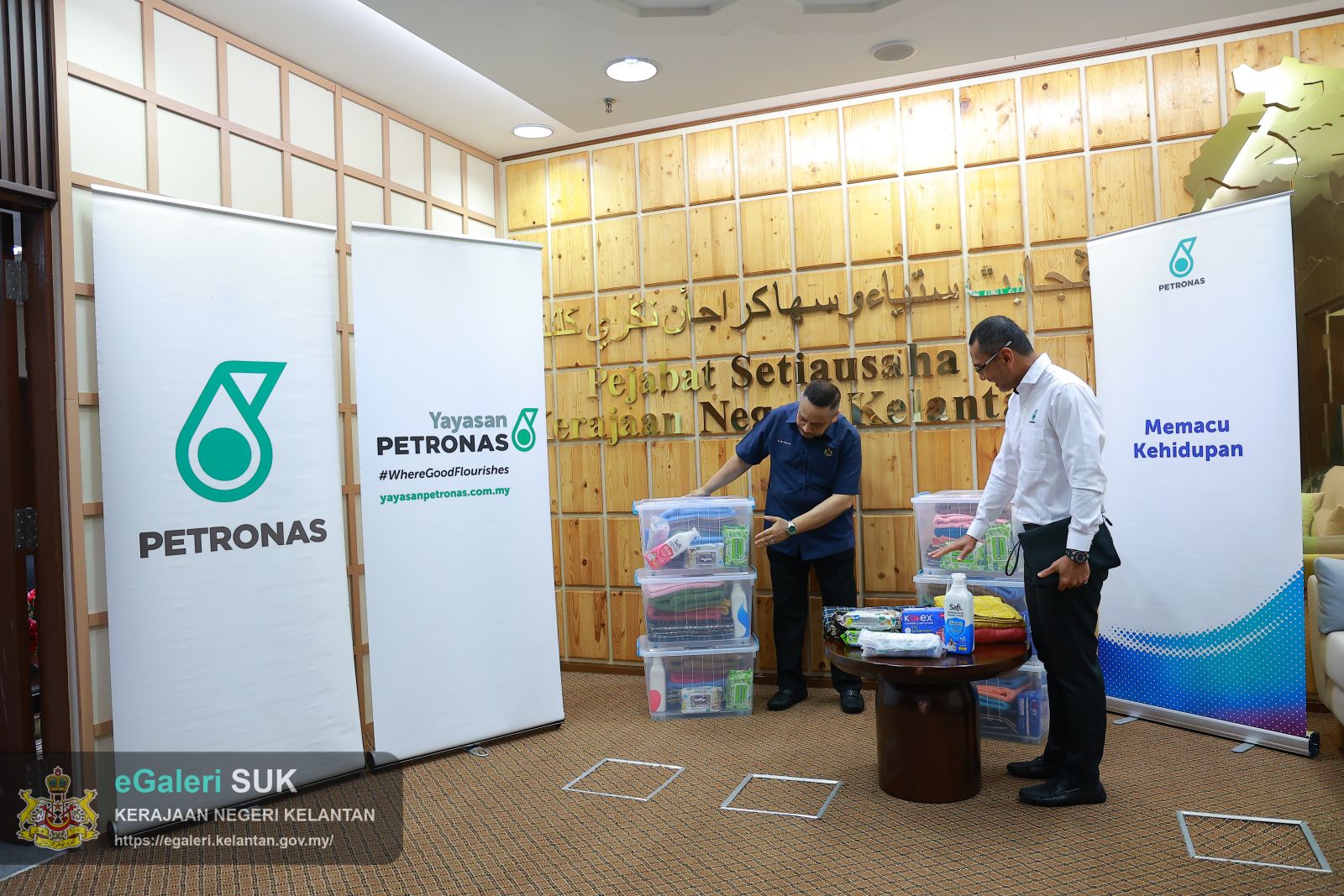kunjungan-hormat-petronas-pantai-timur-ke-pejabat-suk-3.jpeg